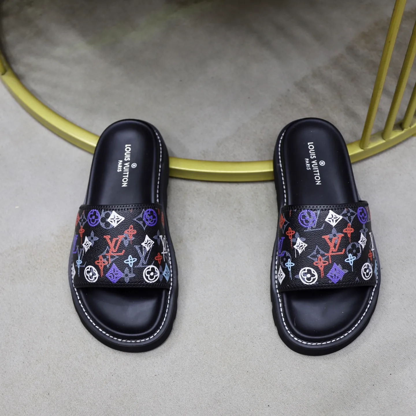 Ex-factory price: 320💰🙅‍♂️🙅‍♂️🙅‍♂️ Brand: LV Louis Vuitton Standard code: 38-45 Grade: Same as the official website Material: Original material design Original rubber wear-resistant molded outsole Style category: Men's fashion sandals Distinguished luxury brand elements Top luxury Color: Actual picture color